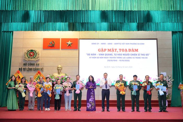 Lãnh đạo phường Ba Đình trao quà tri ân các đồng chí nguyên là cán bộ từng công tác, cống hiến trong Lực lượng vũ trang Thủ đô. Ảnh: Khánh Huy
