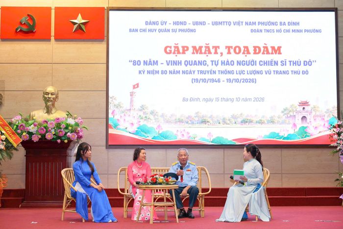 Các khách mời chia sẻ về những câu chuyện, cảm xúc của mình trong phần giao lưu. Ảnh: Khánh Huy