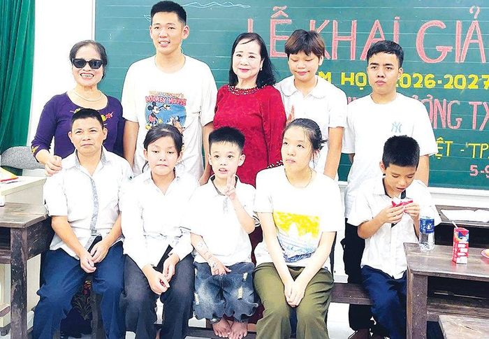 Bà Phạm Thị Huyền và các em học sinh tại lớp học tình thương. Ảnh: AT