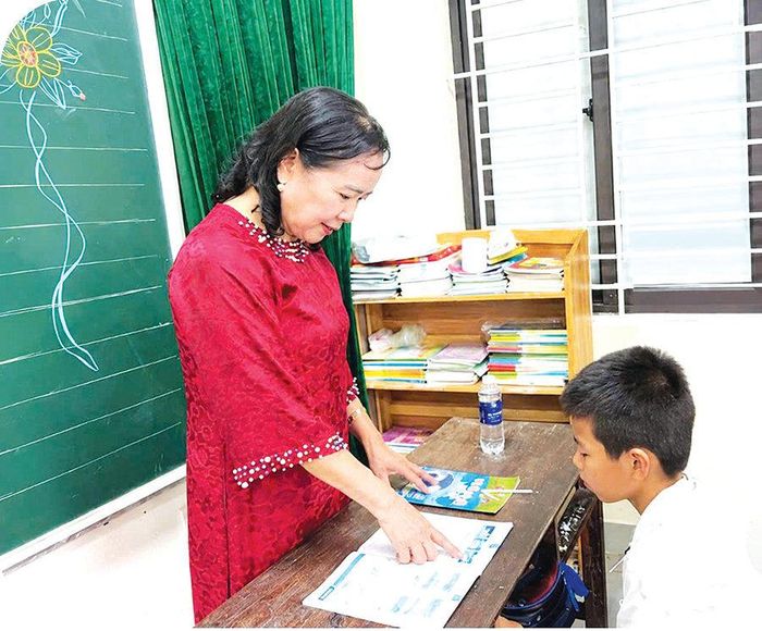 Bà Phạm Thị Huyền luôn tận tình chỉ dạy những học sinh trong lớp học tình thương. Ảnh: AT