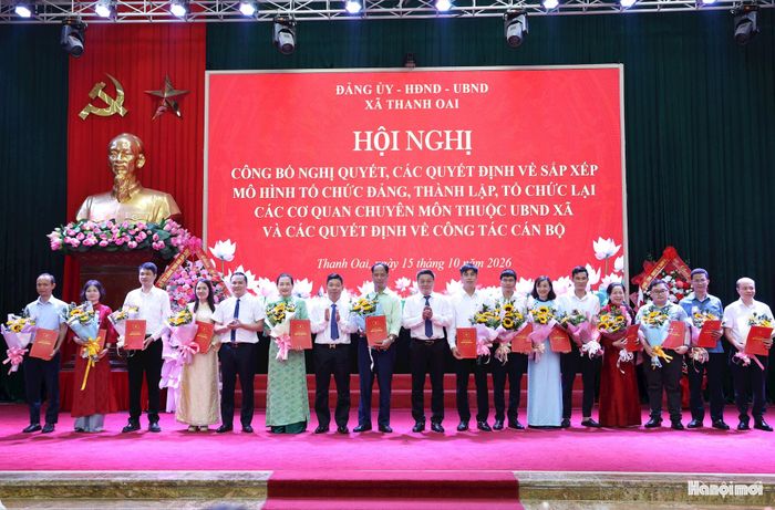 Lãnh đạo xã Thanh Oai trao quyết định và tặng hoa chúc mừng các chi bộ mới thành lập. Ảnh: Mai Quý