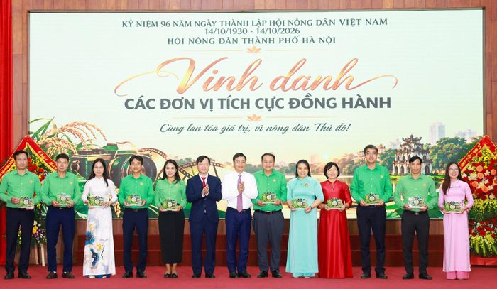 Bí thư Đảng ủy xã Thạch Thất Lê Minh Đức và Phó Chủ tịch Hội Nông dân thành phố Hà Nội Trương Văn Nhung trao thưởng cho các đơn vị vị xuất sắc trong cuộc thi ảnh “Khoảnh khắc Quỹ Hỗ trợ nông dân Hà Nội”. Ảnh: Văn Tuyến 
