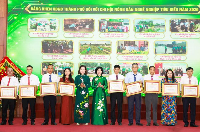Phó Chủ tịch Trung ương Hội Nông dân Việt Nam Bùi Thị Thơm và Chủ tịch HĐND thành phố Hà Nội Phùng Thị Hồng Hà trao thưởng cho các Chi hội nông dân nghề nghiệp tiêu biểu. Ảnh: Văn Tuyến 