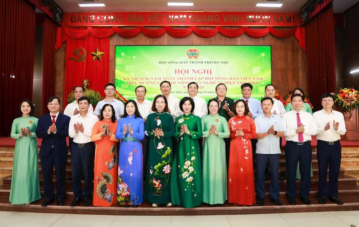 Các đại biểu chụp ảnh lưu niệm. Ảnh: Văn Tuyến 