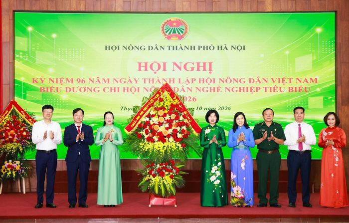 Phó Bí thư Thành ủy, Chủ tịch HĐND thành phố Hà Nội Phùng Thị Hồng Hà tặng hoa chúc mừng Hội Nông dân thành phố Hà Nội. Ảnh: Văn Tuyến 