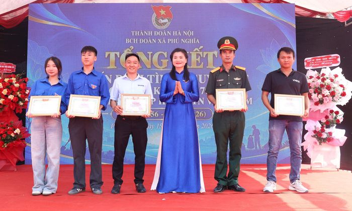Bí thư Đoàn Thanh niên xã Phú Nghĩa Nguyễn Thị Thanh Hải khen thưởng các tập thể, cá nhân có thành tích trong Chiến dịch tình nguyện hè 2026. Ảnh: Kim Nhuệ 