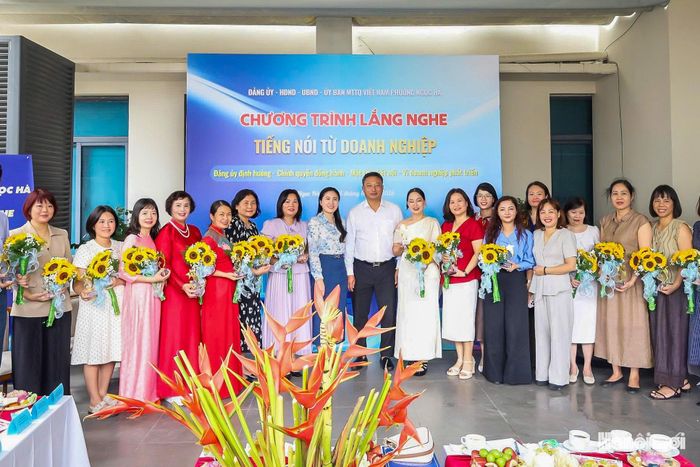 Lãnh đạo phường Ngọc Hà cùng các doanh nghiệp, hộ kinh doanh chụp ảnh lưu niệm tại chương trình. Ảnh: Duy Khánh