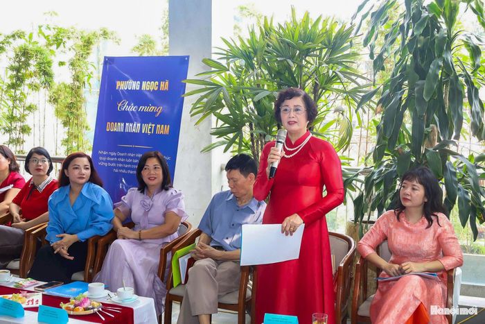 Đại diện các doanh nghiệp cùng lãnh đạo phường trao đổi về câu chuyện phát triển kinh doanh gắn với đặc trưng địa phương. Ảnh: Duy Khánh