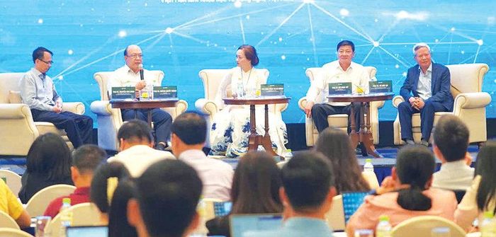 PGS.TS Huỳnh Quyết Thắng (thứ 2 từ trái sang) chia sẻ tại một tọa đàm. Ảnh: NVCC