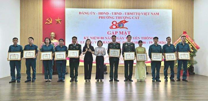 Các cá nhân có thành tích tốt được nhận giấy khen của phường. Ảnh: PV