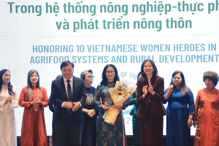 GS.TS. Nguyễn Thị Lan nhận vinh danh tại chương trình. Ảnh: Mai Khôi.