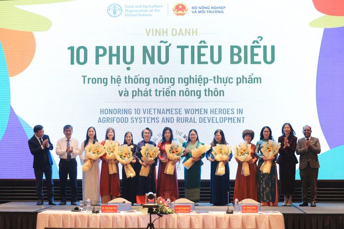 Vinh danh 10 phụ nữ tiêu biểu ngành Nông nghiệp – Thực phẩm năm 2026. Ảnh: Mai Khôi.