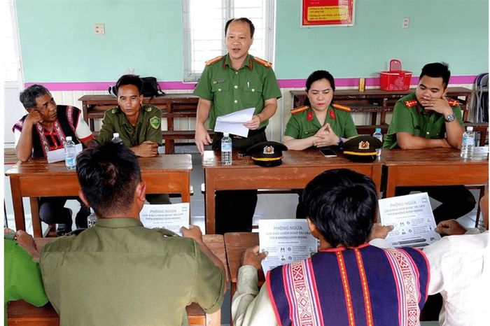 Cán bộ công an tuyên truyền, hướng dẫn người dân nhận diện thủ đoạn lừa đảo trên không gian mạng. Ảnh: PV