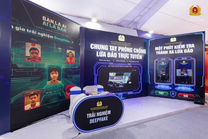 Triển lãm “Bức tường an ninh mạng” kết hợp giữa công nghệ số, mô hình mô phỏng và các hoạt động thực hành nhằm giúp người dân tiếp cận kiến thức về an toàn thông tin. Ảnh: PV