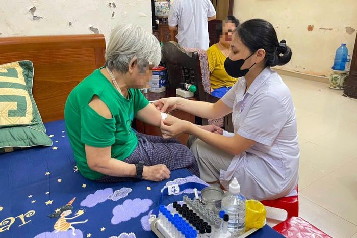 Người dân được thực hiện các xét nghiệm cận lâm sàng cơ bản. Ảnh: PN