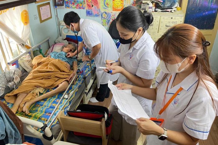 Ghi nhận kết quả thăm khám và cập nhật dữ liệu sức khỏe cho người dân. Ảnh: PN