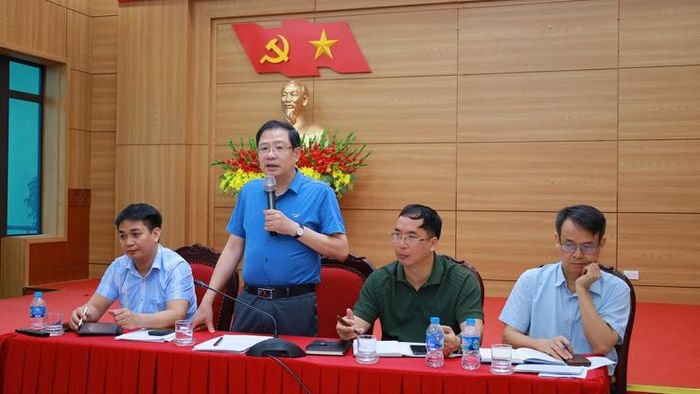 Đồng chí Nguyễn Ngọc Mạnh, Phó Bí thư Đảng ủy, Chủ tịch UBND xã Suối Hai chủ trì Hội nghị tháo gỡ khó khăn, vướng mắc trong việc bàn giao đất về địa phương quản lý, làm cơ sở xem xét cấp Giấy chứng nhận quyền sử dụng đất cho 29 hộ di dân (tổ chức tháng 4-2026). Ảnh: Xã Suối Hai