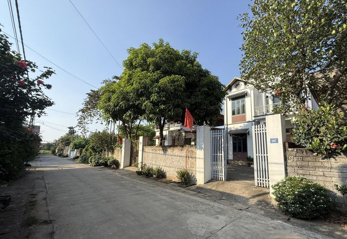 Những ngôi nhà khang trang đã mọc lên, nhưng "sổ đỏ" cho mảnh đất vẫn tiếp tục phải chờ đợi. Ảnh: MT