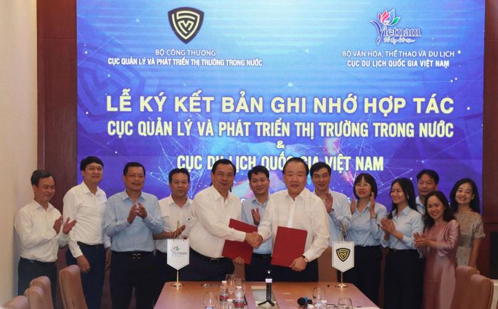 Ký kết bản ghi nhớ hợp tác hai bên. Ảnh: Bảo Trung