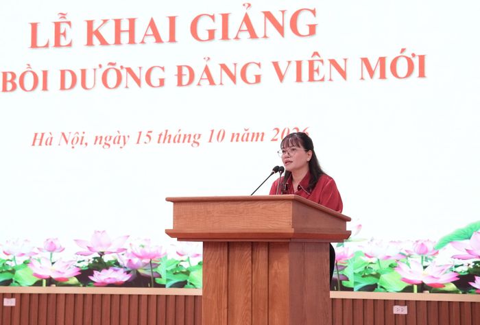 Phó Trưởng ban Thường trực Ban Tuyên giáo và Dân vận Đảng ủy UBND thành phố Hà Nội Lương Thị Thu Hiền phát biểu tại lễ khai giảng. Ảnh: Hồng Thái