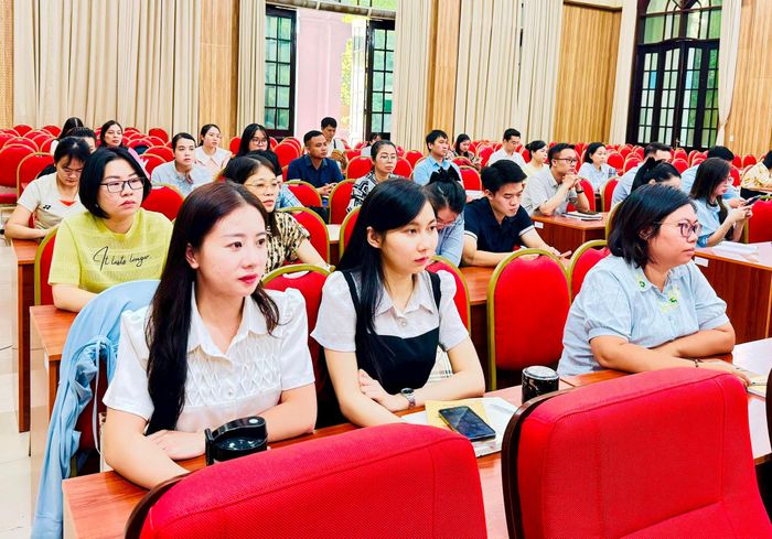 Các học viên tham gia lớp bồi dưỡng đảng viên mới. Ảnh: Hồng Thái