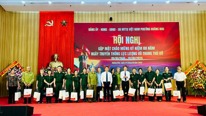 Phó Bí thư Thường trực Đảng ủy phường Nguyễn Công Hiệp và Chủ tịch UBND phường Nguyễn Lê Hiến tặng quà các cán bộ quân đội nghỉ hưu. Ảnh: Trần Oanh