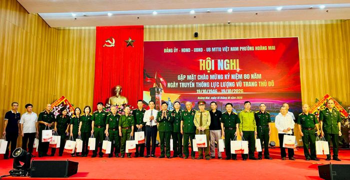 Đại tá Hoàng Văn Quy, Chánh Thanh tra Quốc phòng, Bộ Tư lệnh Thủ đô và Bí thư Đảng ủy, Chủ tịch UBND phường Nguyễn Xuân Linh tặng quà cán bộ quân đội nghỉ hưu trên địa bàn. Ảnh: Trần Oanh