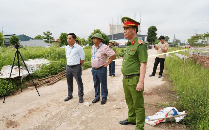 Phó Chủ tịch UBND xã Quang Minh Hoàng Quốc Thịnh (giữa) kiểm tra, đôn đốc xử lý vi phạm môi trường trên địa bàn. Ảnh: PV