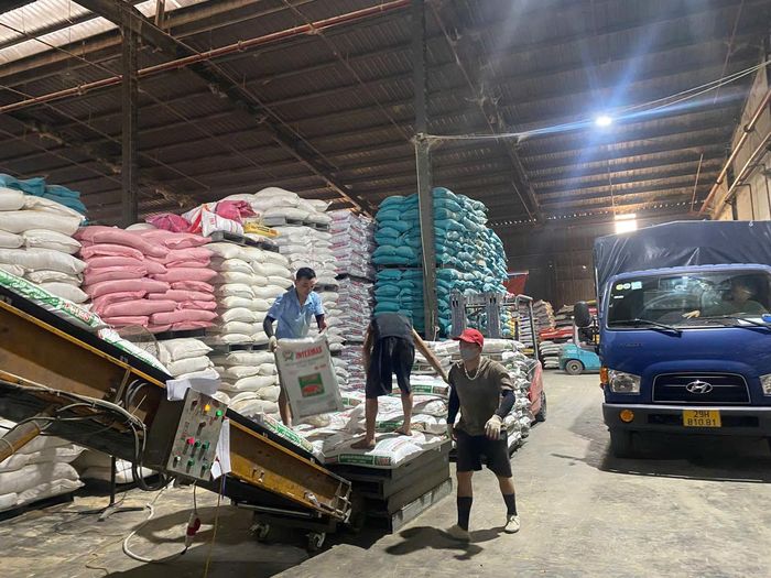 Người dân thôn Gia Thượng 1, xã Quang Minh, phản ánh rằng trong quá trình hoạt động, cơ sở của Công ty Intermax có thời điểm xuất hiện khói đen và mùi khó chịu. Ảnh: PV.