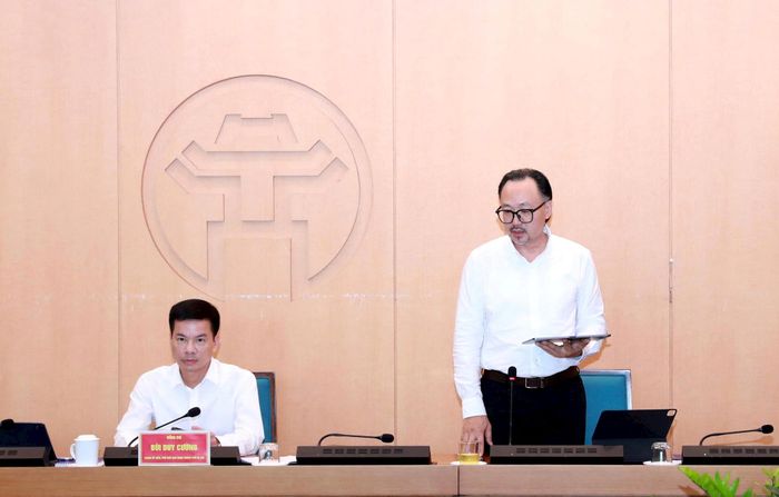 Phó Giám đốc Sở Nông nghiệp và Môi trường Hà Nội Nguyễn Minh Tấn báo cáo tại cuộc họp. Ảnh: Tùng Nguyễn
