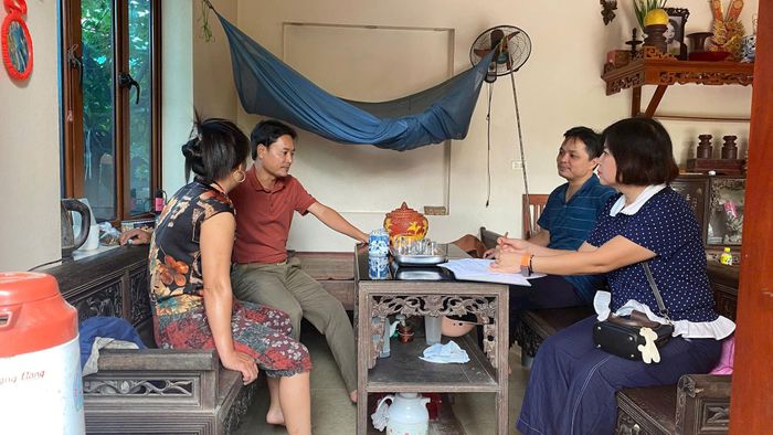 Lực lượng chức năng xã Dương Hòa đến làm việc và yêu cầu các hộ chăn nuôi lợn phải có biện pháp xử lý chất thải, đảm bảo vệ sinh môi trường. Ảnh: HL