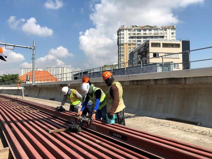 Kỹ sư của Trung tâm Kỹ thuật Tiêu chuẩn Đo lường Chất lượng 3 (QUATEST 3) kiểm tra khuyết tật bằng phương pháp siêu âm và bột từ trên công trường Dự án tuyến Metro số 1 (Bến Thành - Suối Tiên). Ảnh: PV