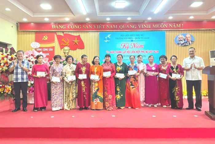 Dịp này, Hội Liên hiệp phụ nữ phường đã khen thưởng, biểu dương 35 tập thể có thành tích tốt trong công tác cập nhật dữ liệu hội viên. Ảnh: Vân Hà