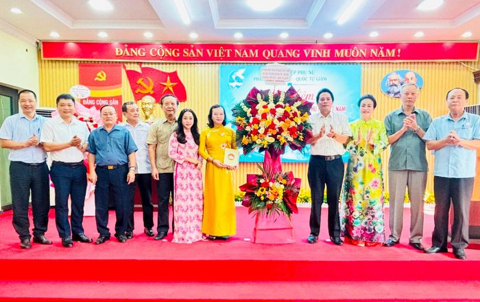 Đại diện Ủy ban MTTQ Việt Nam và các tổ chức, đoàn thể trên địa bàn phường chức mừng Hội Phụ nữ phường. Ảnh: Vân Hà
