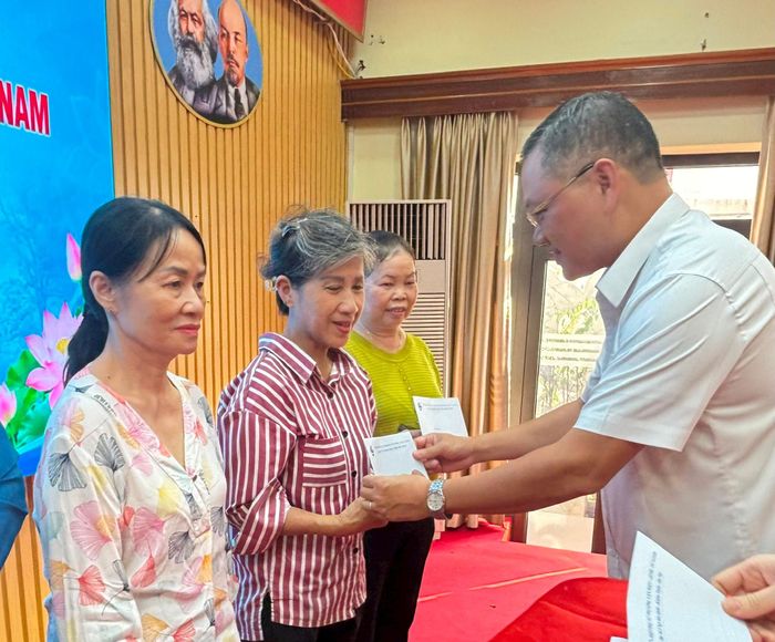 Bí thư Đảng ủy phường Văn Miếu - Quốc Tử Giám Vũ Xuân Hùng trao quà tới những phụ nữ có hoàn cảnh khó khăn trên địa bàn. Ảnh: Vân Hà