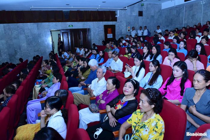 Các khán giả hòa mình cùng chương trình.