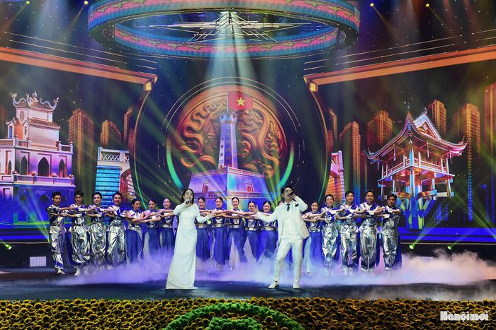 Chương trình nghệ thuật đặc biệt "Tình yêu Hà Nội" đã góp phần bồi đắp cốt cách thanh lịch, văn minh của người Hà Nội trong thời đại mới, hướng tới sự hội nhập nhưng vẫn gìn giữ trọn vẹn hồn cốt nghìn năm văn hiến.