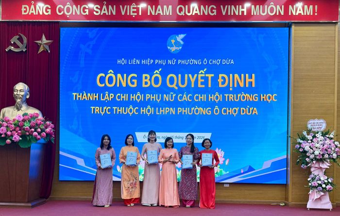 Đại diện các chi hội phụ nữ trường học nhận quyết định thành lập tại chương trình. Ảnh: H.Duy