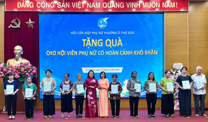 Hội Liên hiệp Phụ nữ phường Ô Chợ Dừa trao quà tặng hội viên có hoàn cảnh khó khăn. Ảnh: H.Duy