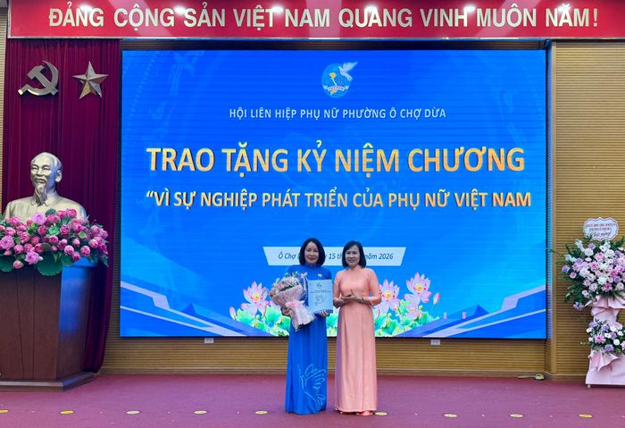 Trao Kỷ niệm chương “Vì sự phát triển của Phụ nữ Việt Nam” tặng bà Đỗ Thu Huyền. Ảnh: H.Duy