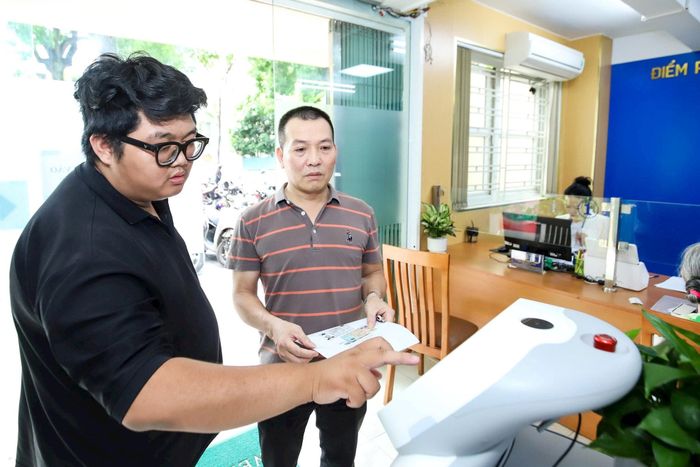 Ứng dụng công nghệ số vào giải quyết thủ tục hành chính tại phường Cửa Nam. Ảnh: Phương Ngân