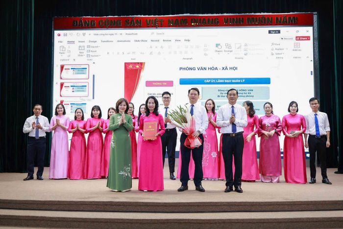 Lãnh đạo xã Thư Lâm các trao quyết định điều động, bổ nhiệm cán bộ lãnh đạo, quản lý Phòng Văn hoá - Xã hội. Ảnh: TL