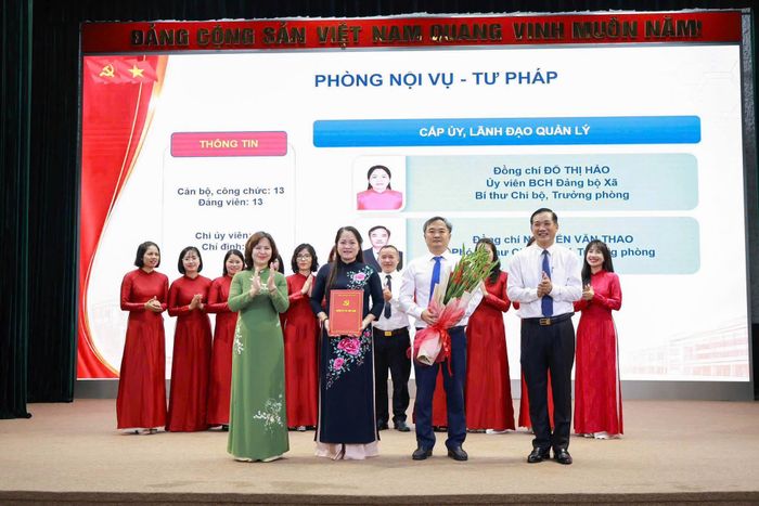 Lãnh đạo xã Thư Lâm các trao quyết định điều động, bổ nhiệm cán bộ lãnh đạo, quản lý Phòng Nội vụ - Tư pháp. Ảnh: TL