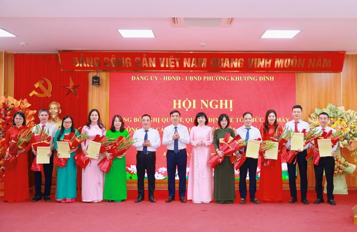 Lãnh đạo phường Khương Đình trao các quyết định về công tác cán bộ sau sắp xếp. Ảnh: Hồng Thái