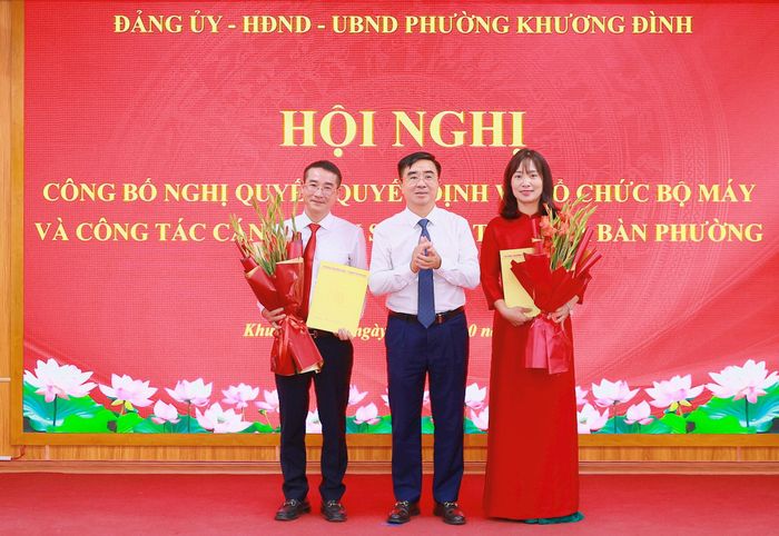Bí thư Đảng ủy, Chủ tịch HĐND phường Khương Đình Võ Đăng Dũng trao các quyết định về công tác cán bộ. Ảnh: Hồng Thái