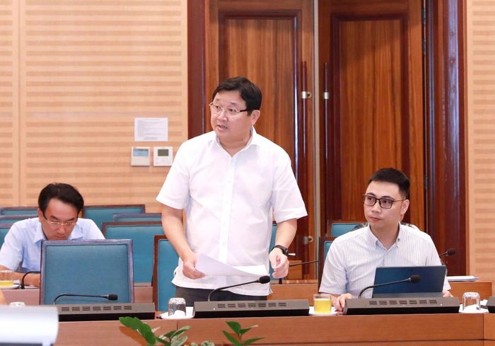 Đại diện sở ngành báo cáo tại cuộc họp. Ảnh: Tùng Nguyễn.