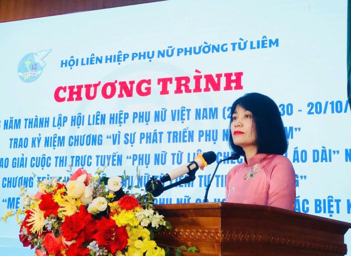 Phó Chủ tịch Thường trực Uỷ ban MTTQ Việt Nam phường, Chủ tịch Hội LHPN phường Từ Liêm phát biểu tại chương trình. Ảnh: PV