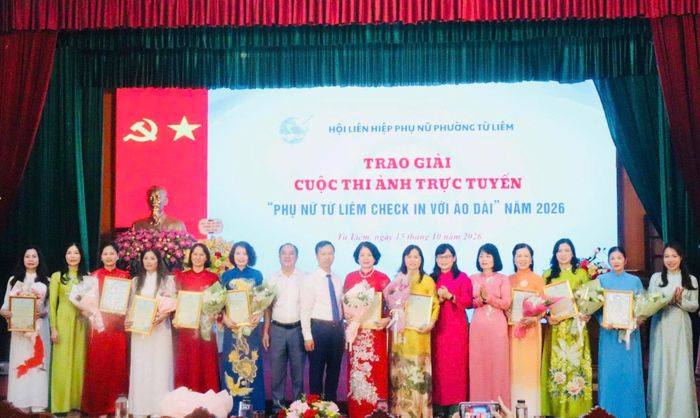 Lãnh đạo phường Từ Liêm trao giải Cuộc thi ảnh trực tuyến " Phụ nữ Từ Liêm check in với áo dài". Ảnh: PV