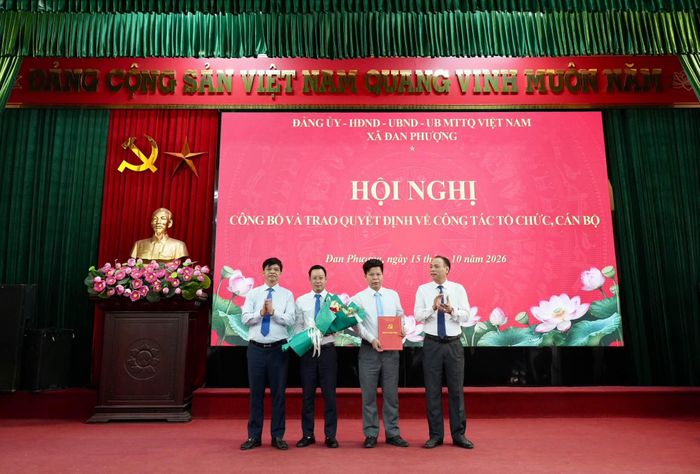 Trao quyết định tại Chi bộ Phòng Hạ tầng - Nông nghiệp và Môi trường xã Đan Phượng. Ảnh: Ngân Nguyễn