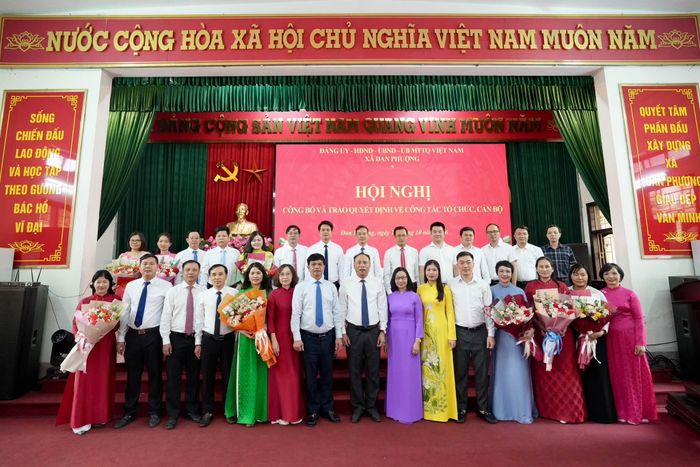 Các đại biểu chụp ảnh lưu niệm. Ảnh: Ngân Nguyễn